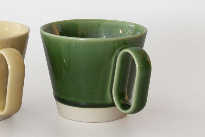 伝統的な釉薬を用いた色合い豊かな表情