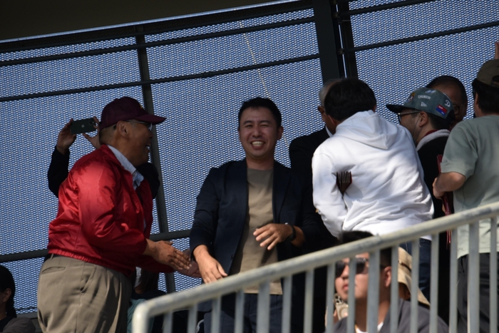 優勝が決まり、喜ぶ小原学長(左)