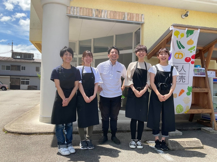 やすひさプロデューサー(写真中央)と「耕」のみなさん