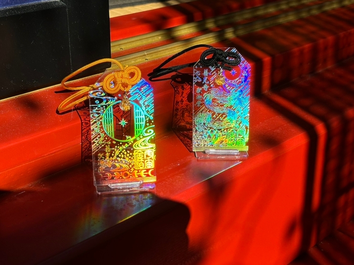 光が当たると光り輝く宇宙金箔御守(R)