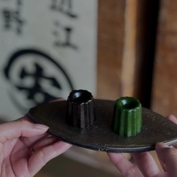 “見た目はカヌレ、中身は羊羹” お茶時間を彩る小さな贅沢「羊羹カヌレ」