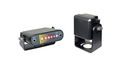 ＜写真左から＞レーダーインジケーター／レーダーアンテナ