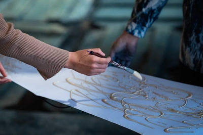 小沼氏の指導のもと、創作染め「フリ」を体験する様子