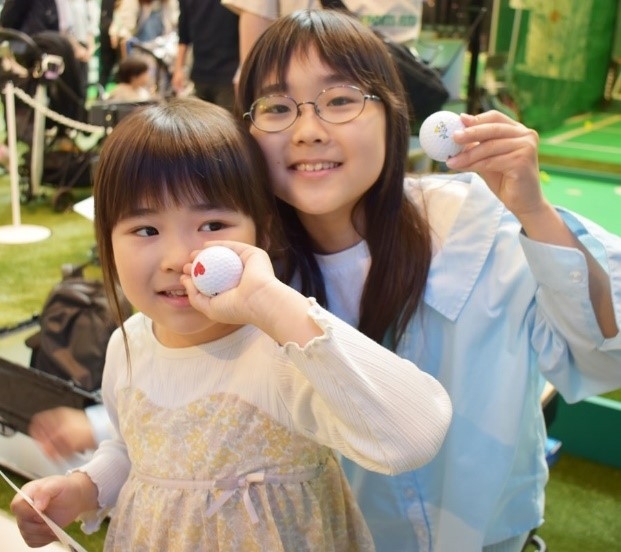 カップインできた姉妹も可愛いボールをゲット