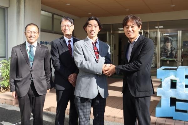加計理事長(右端)に激励される上村選手(右から2人目)、その左が近藤治・理大附属中高校長、アーバンスポーツ部顧問の矢野岳州教諭