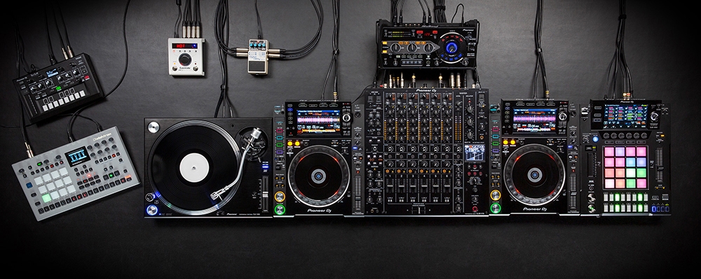 様々な音源をDJセットアップに取り込める多彩な入出力端子