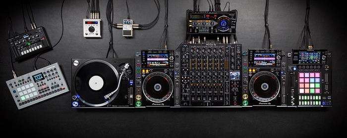 様々な音源をDJセットアップに取り込める多彩な入出力端子