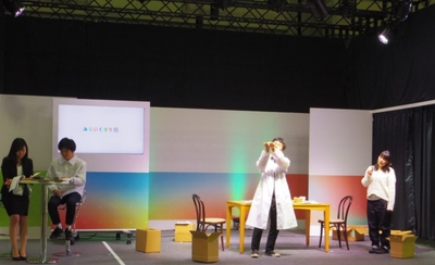 ステージでは薬の正しい飲み方などをコミカルにアピール