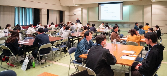 令和5年度(2023年度)の就職活動決起大会でのOBOG・内定者との交流会の様子