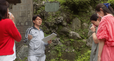 建長寺境内の奥にある半僧坊は、天空と天狗のパワースポットと言われ妖しい12体の天狗の像が参加者たちをお出迎え。ここでは神として祭られている半僧坊大権現にまつわる感動話が語られる