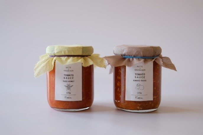 「トマトソース　柚子はちみつ」（左）、「トマトソース　きのこ当帰」（右）