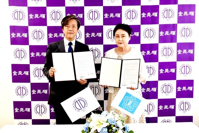 (左から)学長名代の加藤洋一国際教養学部長、真下峯子校長