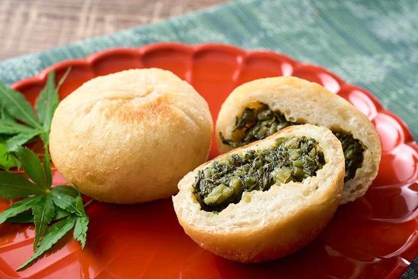 おやきも信州郷土料理。素朴な美味しさが郷土料理の魅力です。(鹿教湯提供メニュー)