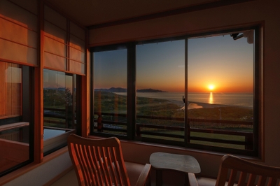 【海景・展望】温泉展望檜風呂付 和室（2階）｜夕日ヶ浦の夕景が、一年で最も美しく映える初夏。