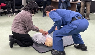 飯塚消防署の協力のもと、「令和7年度救命講習会」を実施　教育実習を控えた教員志望の学生が緊急時の救命措置を学ぶ