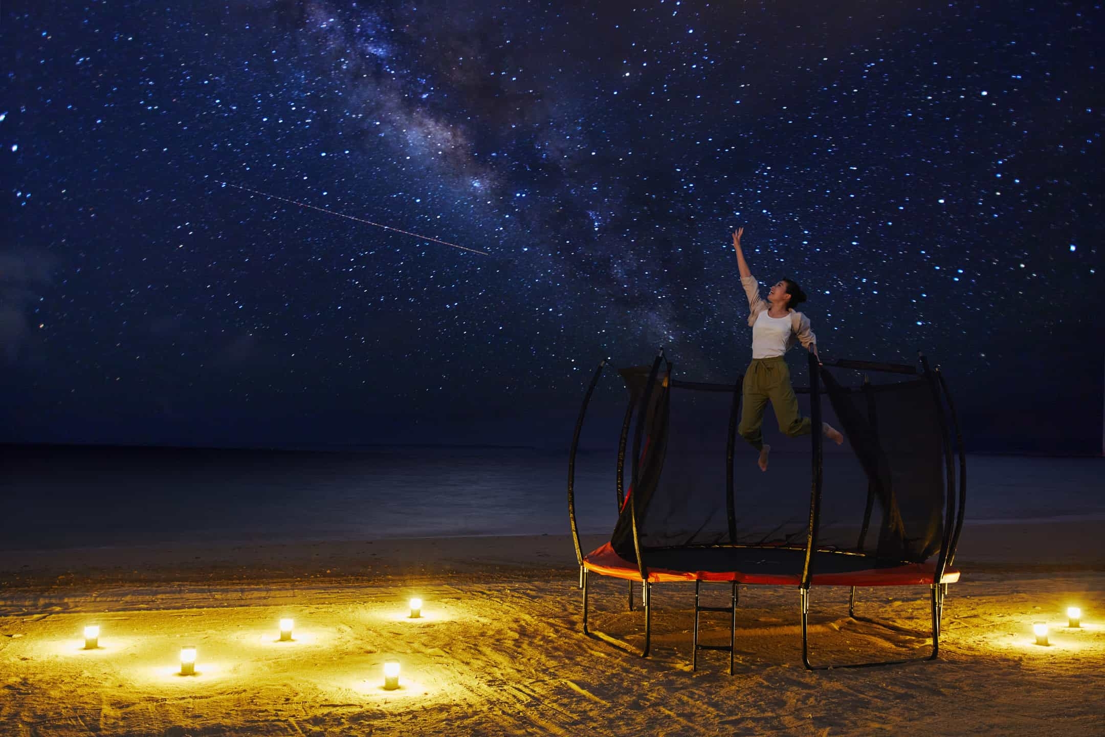 【リゾナーレ小浜島】真夏の星空の下でティンガーラを掴む「ティンガーラトランポリン」登場 ~星の色の違いを表現したノンアルコールスパークリングワインも提供~|期間:2023年7月1日~31日