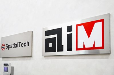 HANEDA×PiO　区画：K110のエントランスには、エイムとSpatialTechの社名プレートが並んで掲げられている