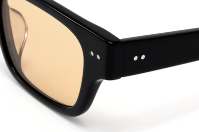 1950年代のUSアイウェアの雰囲気を醸し出す丸リベット。