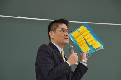 講評する伊川副学長