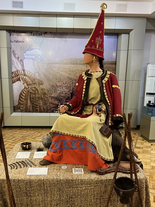 写真1 復元されたタクサイ1遺跡6号クルガンの「姫」(ウラルスク郷土史博物館にて筆者撮影)