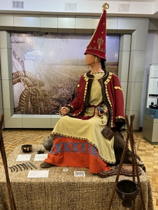 写真１　復元されたタクサイ１遺跡６号クルガンの「姫」（ウラルスク郷土史博物館にて筆者撮影）