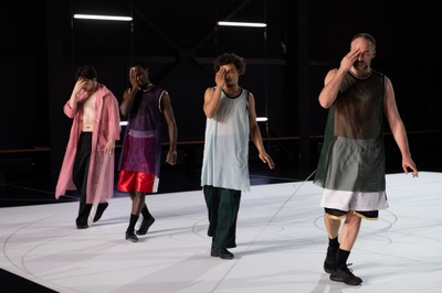 ローザス、アトラファイブ『和声と創意の試み』　photo: Anne Van Aerschot