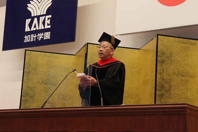 「社会でたくましく生きる力を身に付けてほしい」と述べる平野学長