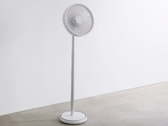 最大75cmまで伸縮する小型扇風機　 省エネDCモーターの「コンパクトファン」を発売