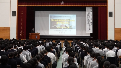 近畿大学附属福岡高校がサイバーセキュリティ教室を開催　生徒が自身のスマホを持参し、プライバシーを守る設定を確認
