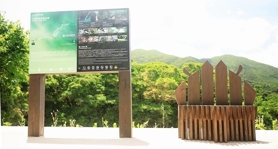 闘牛&アマミノクロウサギのベンチ(天城岳登山道、クロウサギ観察小屋)