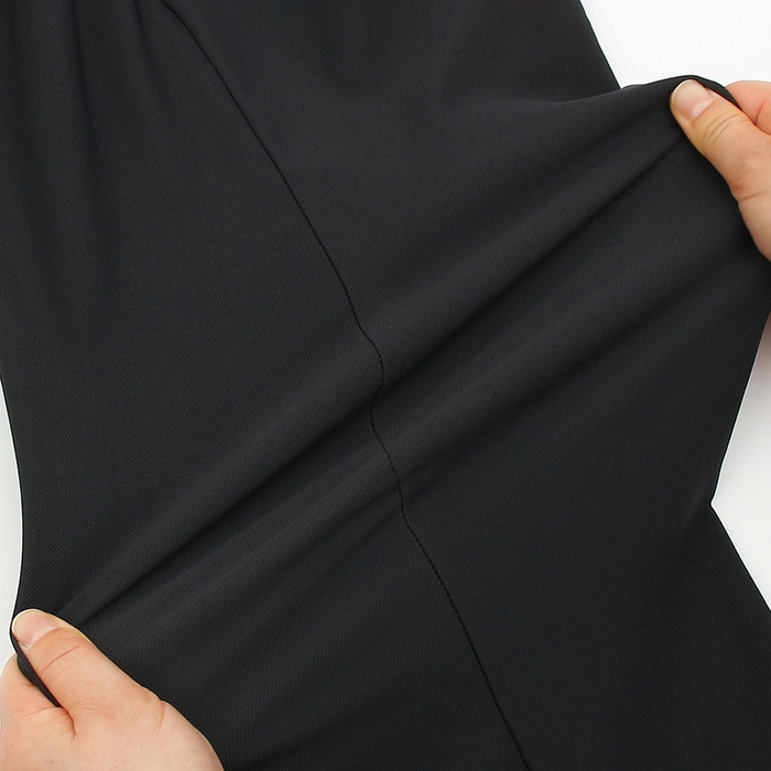 ストレッチ性は一般的なスーツ生地と比べて約7倍(当社比)