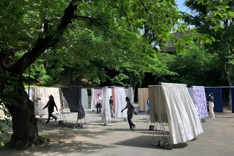 西尾美也+東京藝術大学学生《カーテンをゆく》 2023年(展示風景:「六本木アートナイト2023」三河台公園)