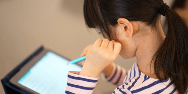 子供たちの疑問に答える(イメージ)