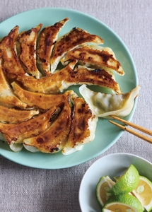 お取り寄せでハマっている「かぼす餃子」（大分）。さらに生のかぼすを絞って食べるのがお気にいり