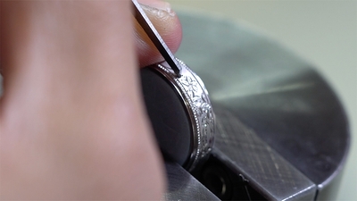 彫刻刀のような工具を使って金属に直接模様を彫っていく伝統技法「タガネ彫り」