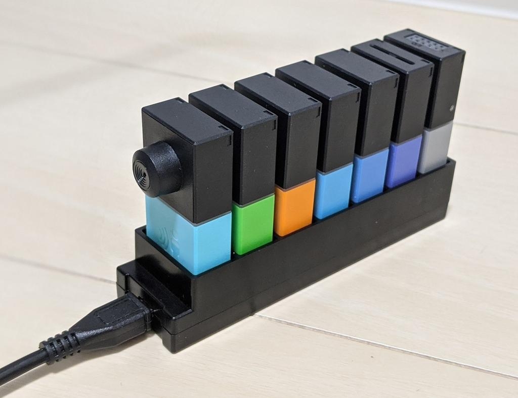 充電している様子 ※MESHブロックは本商品に含まれません