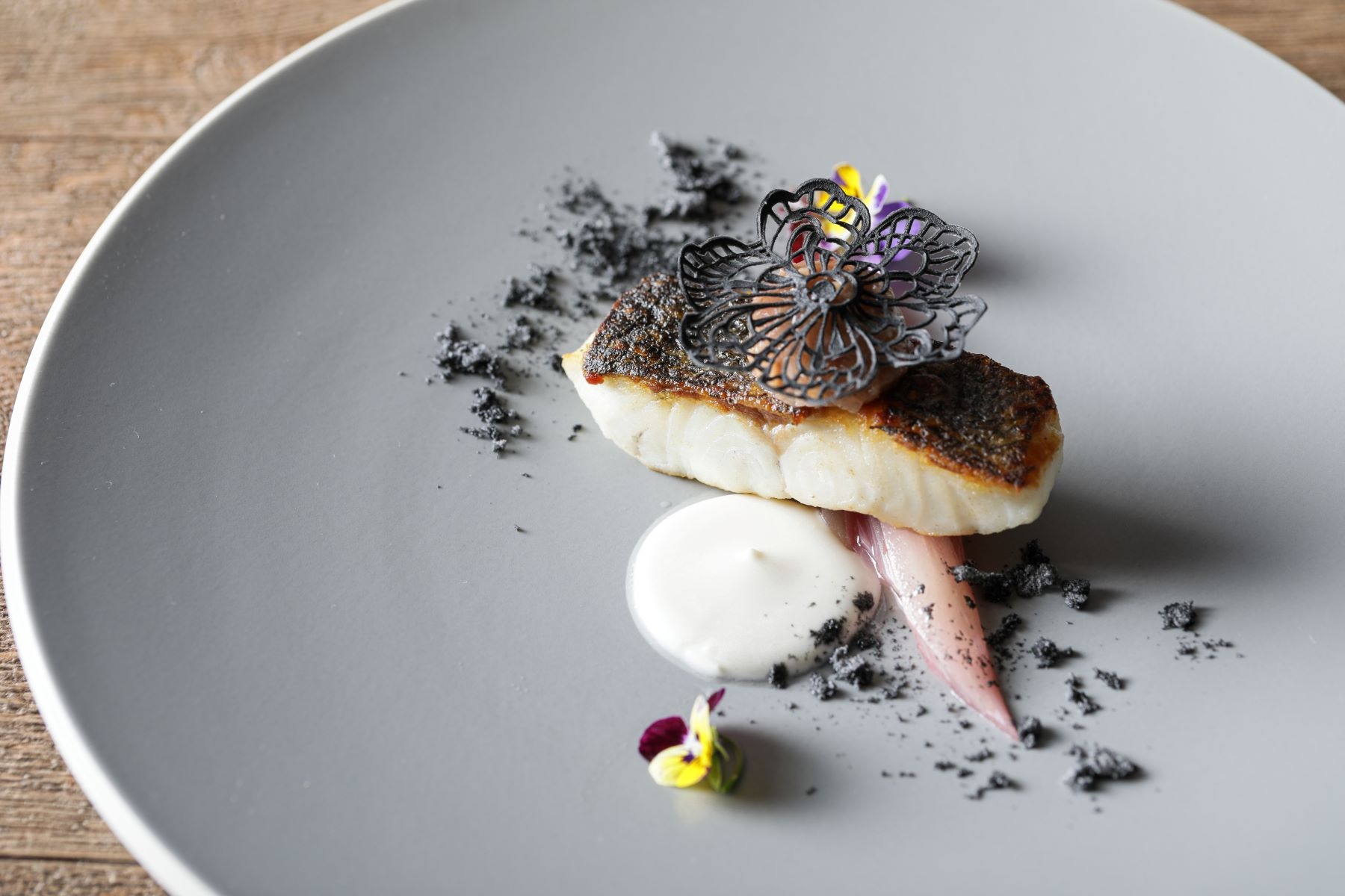 鱸のソテ 山椒とリュバーブのコンフィチュール レッドアンディーブのマリネと竹炭のエッセンス