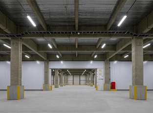 【庫内の様子】柱の少ないワンフロアのため、フォークリフトなどの車両が行き来しやすい。