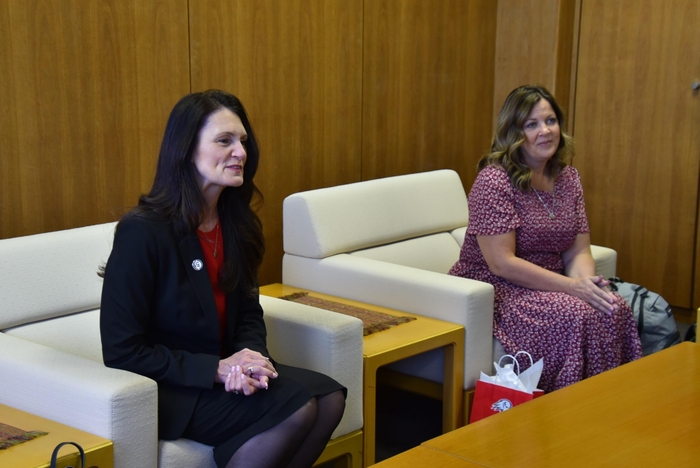 ラブレス留学担当職員(右)が同席