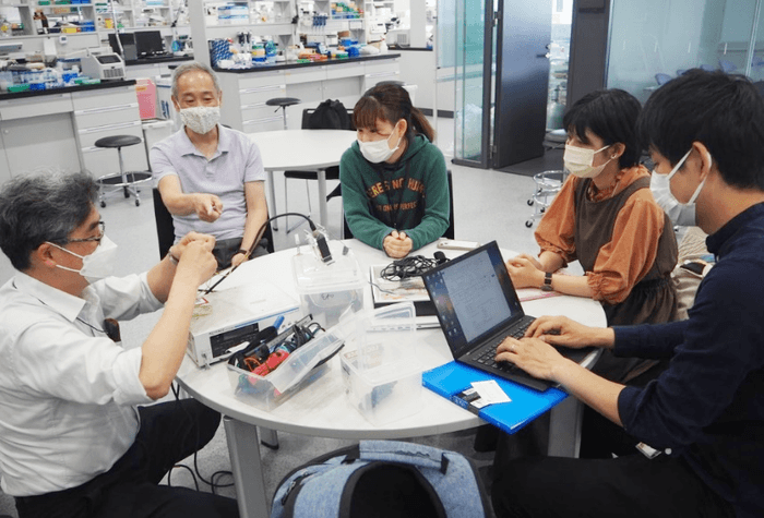 装置の調整をする赤木教授(左端)、江藤教授(左から2人目)ら