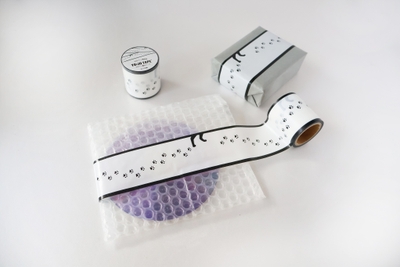 シンプルデザイン「ねこの足跡」。ぷちぷちに貼ったテープは剝がしたあと再利用できます。