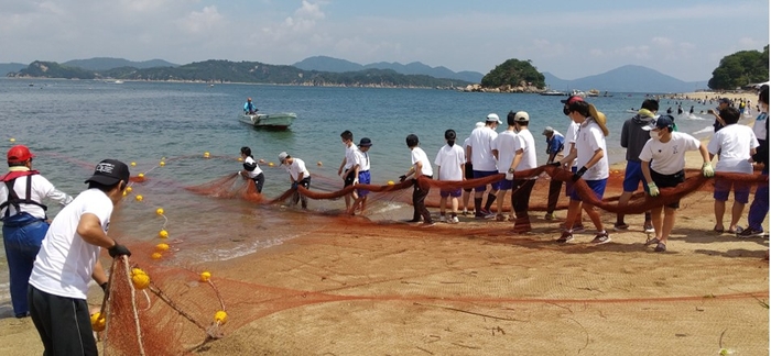 令和4年(2022年)に科学部員が白石島海水浴場で地引網を実施したときの様子