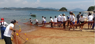 令和4年（2022年）に科学部員が白石島海水浴場で地引網を実施したときの様子