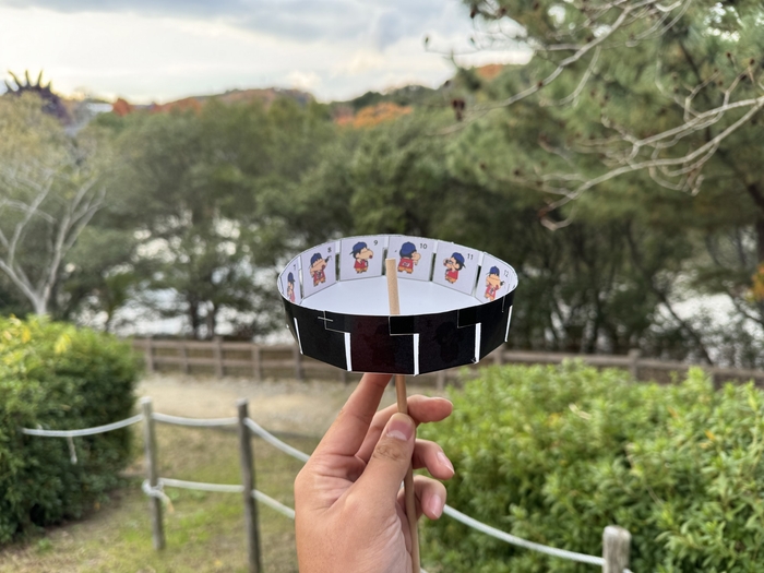 ▲穴から覗いてみるとしんちゃんが動き出す!?