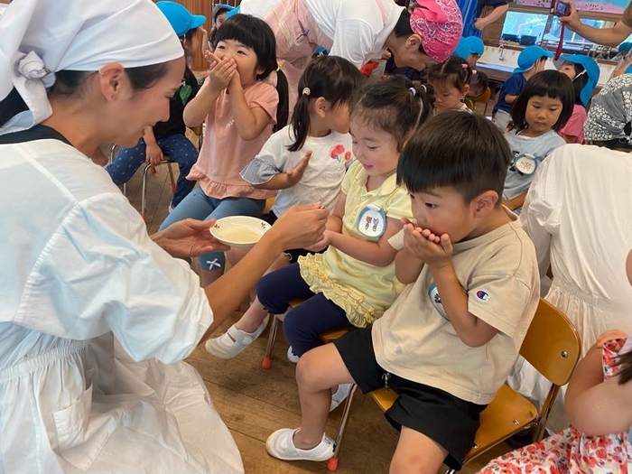 直接舐めて味を確かめる様子。