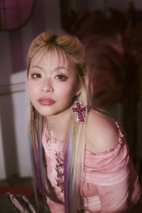 🄫双葉社『人間合格　エルフ荒川１stフォトエッセイ』（撮影／橋本憲和）