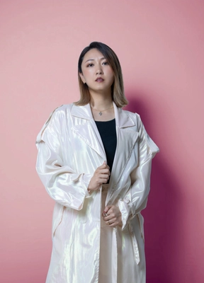 岡山県里庄町出身のシンガーソングライター 千里-chisato-、 県内唯一の英国教会で撮影した 新曲「Moonlight」のミュージックビデオを公開