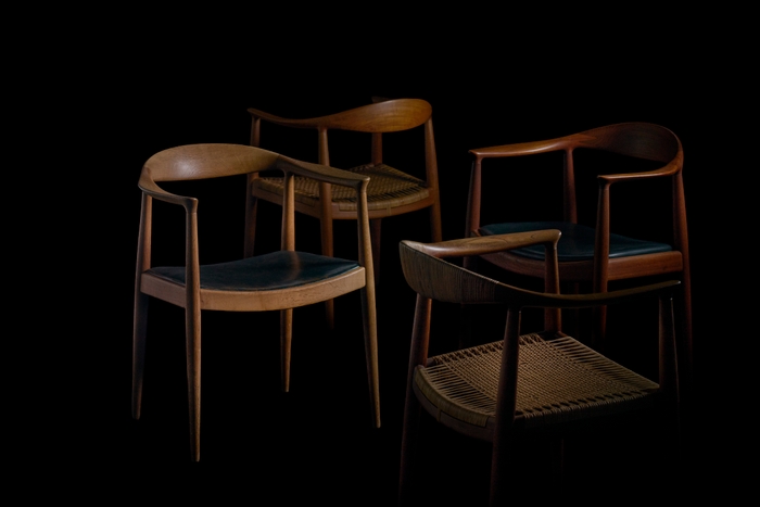 ハンス・ウェグナー《ザ・チェア》 写真手前より時計回りに: JH-501 オールドタイプ/ JH-503 プロトタイプ/JH-501/JH-503 1949 織田コレクション Photo by Kentauros Yasunaga