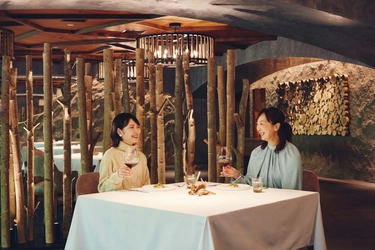 【奥入瀬渓流ホテル】生まれ年のワインを囲んでフレンチディナー　親子で大学卒業をお祝いする宿泊プラン「奥入瀬プレミアム卒旅」提供｜期間：2023年2月1日～3月25日