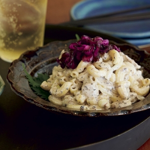 「しそロニサラダ」ゆかりとしば漬けの酸味と塩けでアクセントを加えた和テイストのサラダ